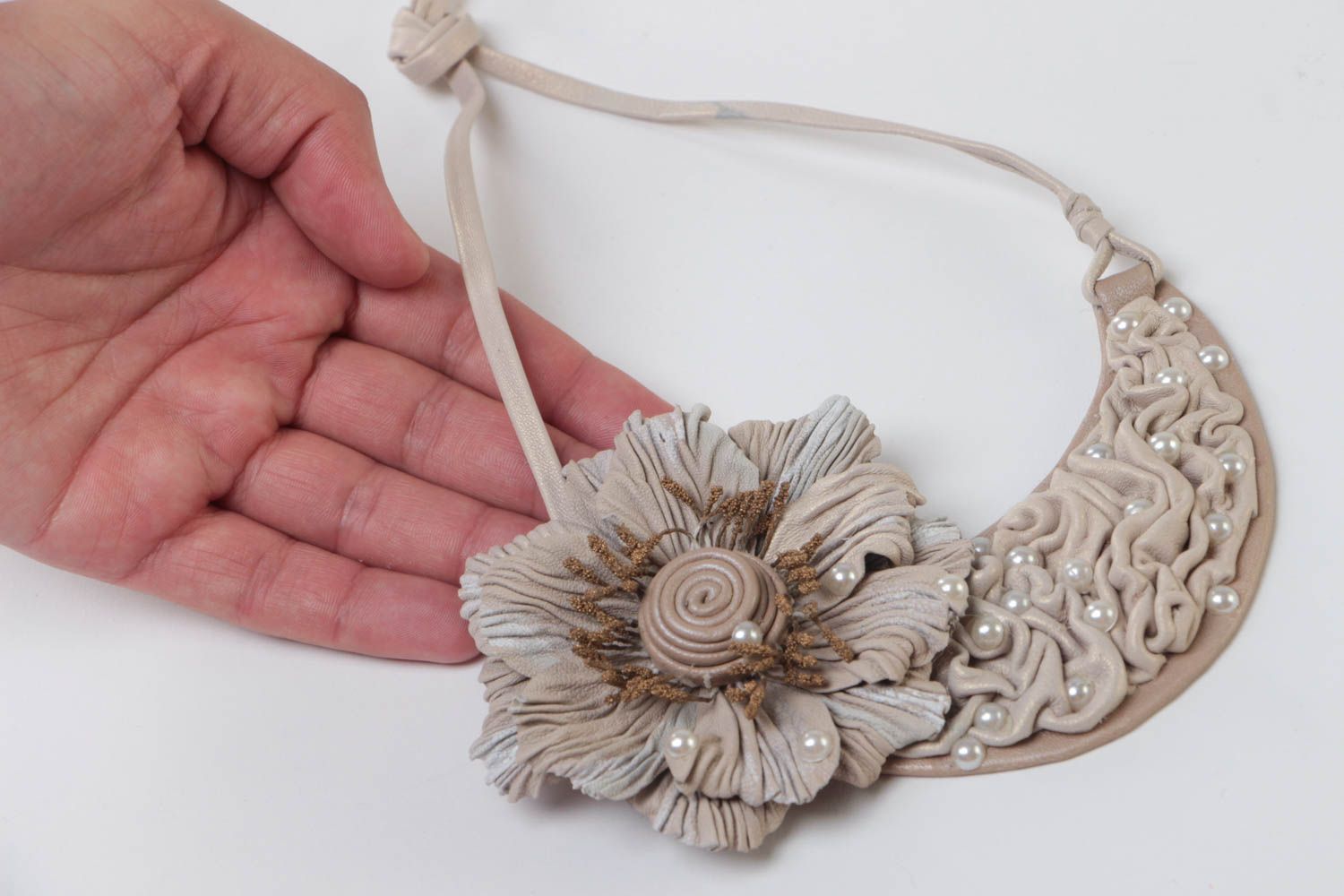 Blumen Collier aus Leder in grauem Farbton künstlerische Handarbeit für Frauen foto 5