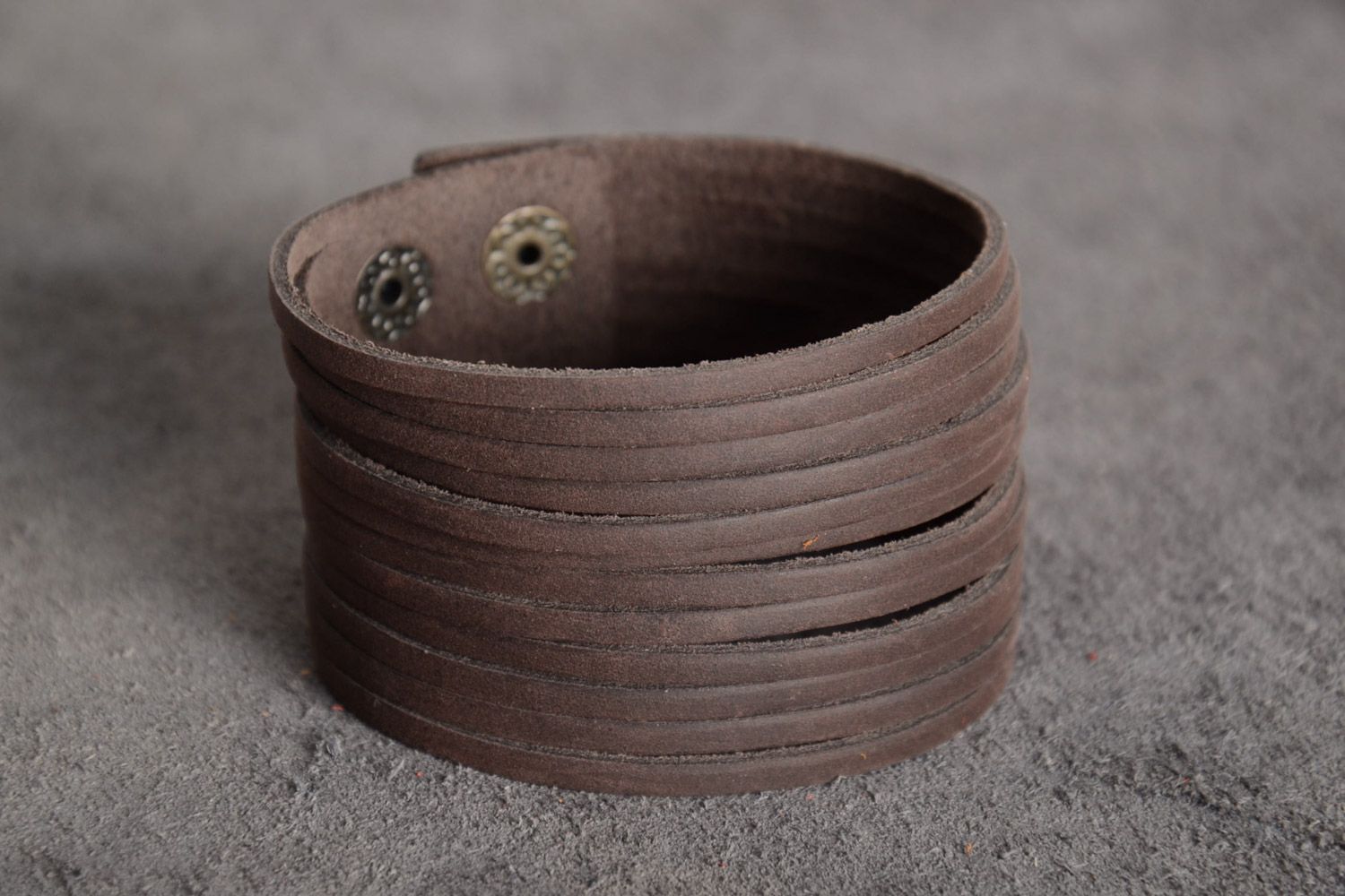 Large bracelet en vrai cuir original brun avec boutons-pressions fait main photo 1