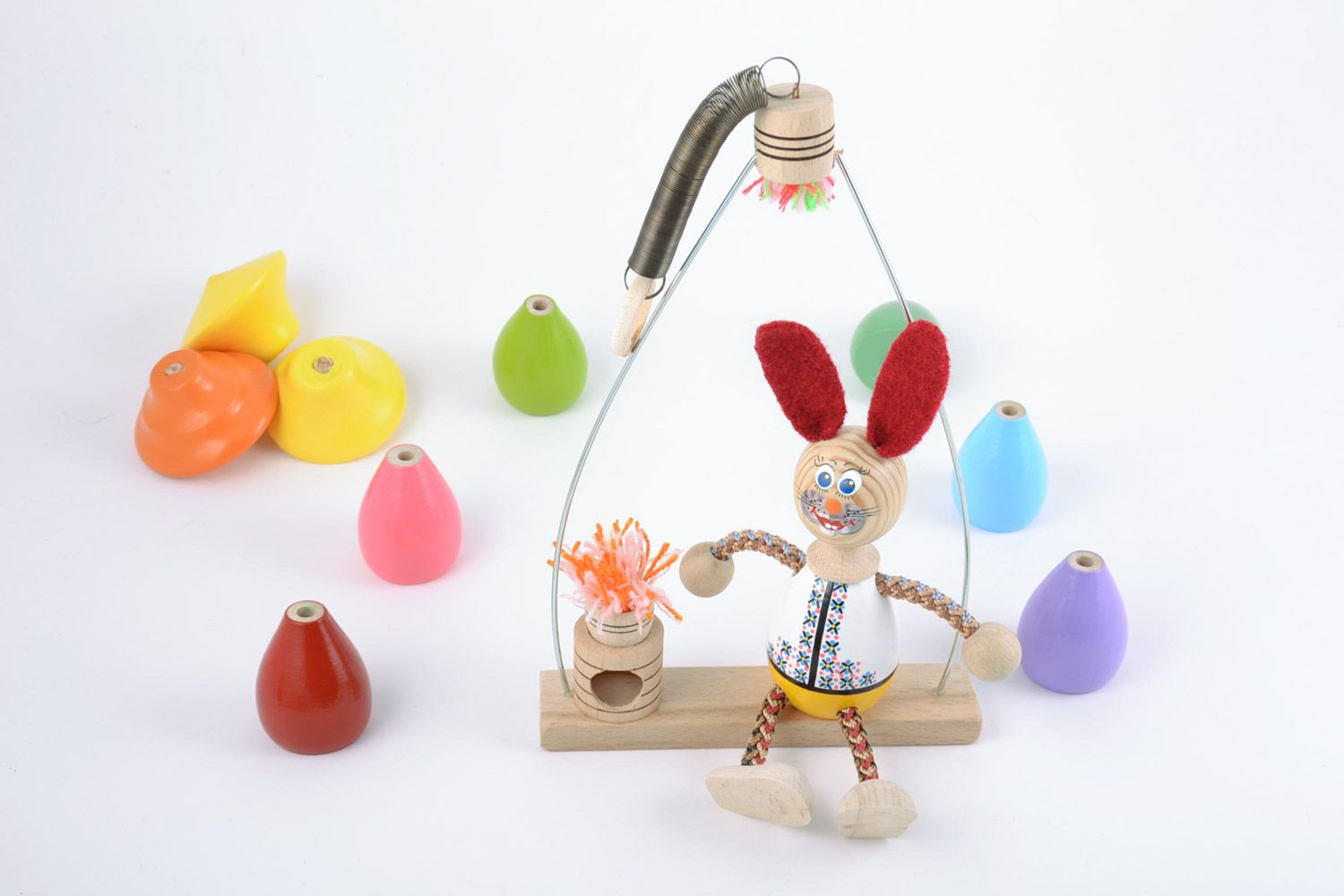 Handmade nettes Öko Spielzeug aus Holz mit Beinen und Händen aus Seil für Kinder foto 1
