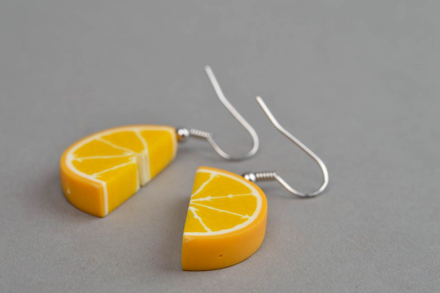 Серьги из полимерной глины ручной работы в виде долек апельсина с подвесками фото 3