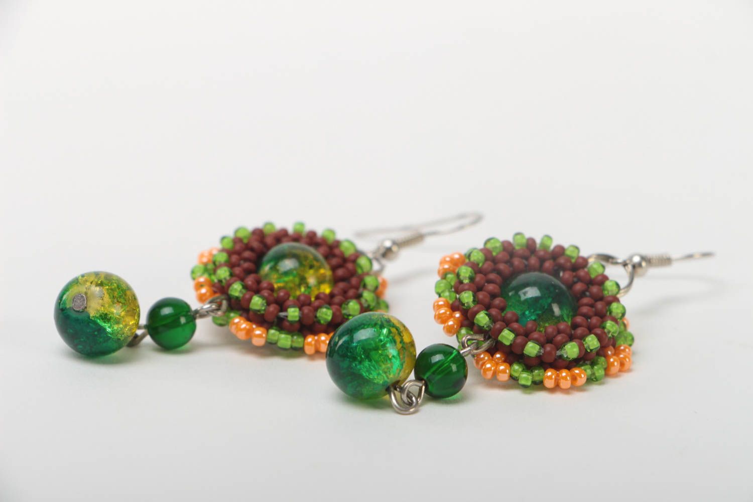 Schöne originelle grüne handgemachte Ohrringe aus Glasperlen und Metall foto 3