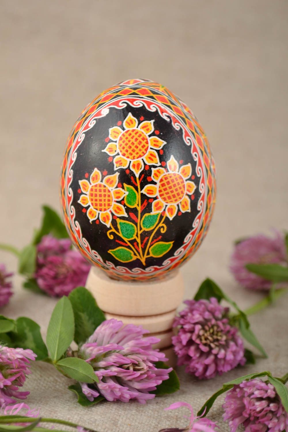 Huevo de Pascua pintado a mano con acrílicos artesanal con girasoles foto 1