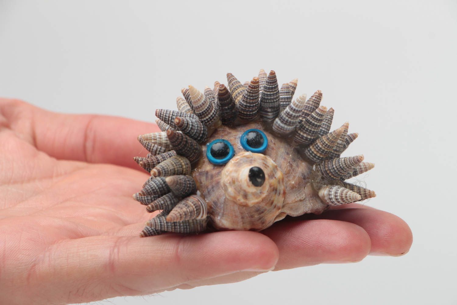 Decorative handmade hedgehog created of seashells interesting table decor photo 5