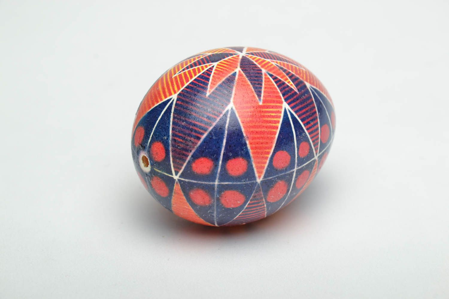 Huevo decorativo de Pascua pintado en estilo ucraniano foto 4
