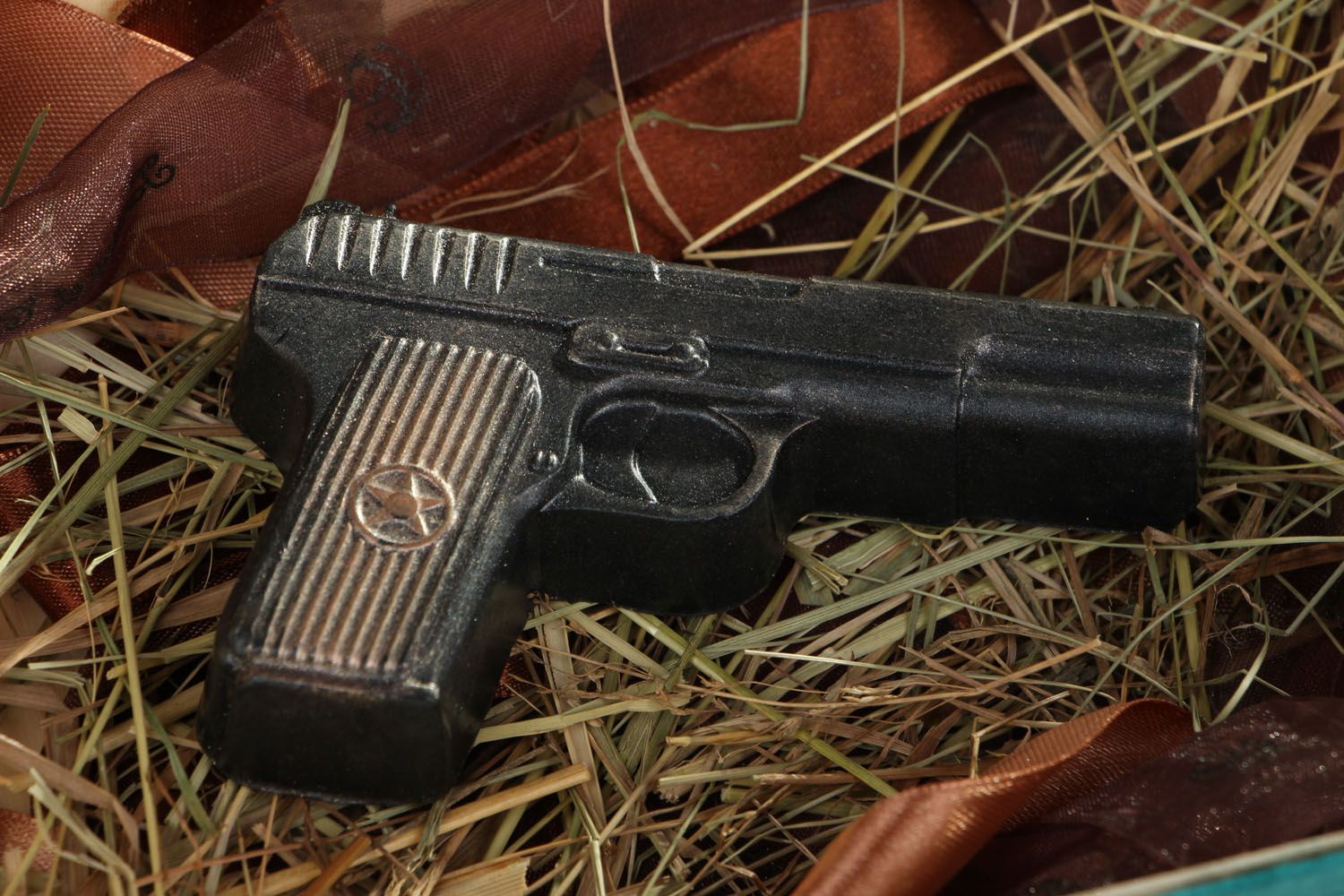 Sabão natural na forma de uma pistola foto 4
