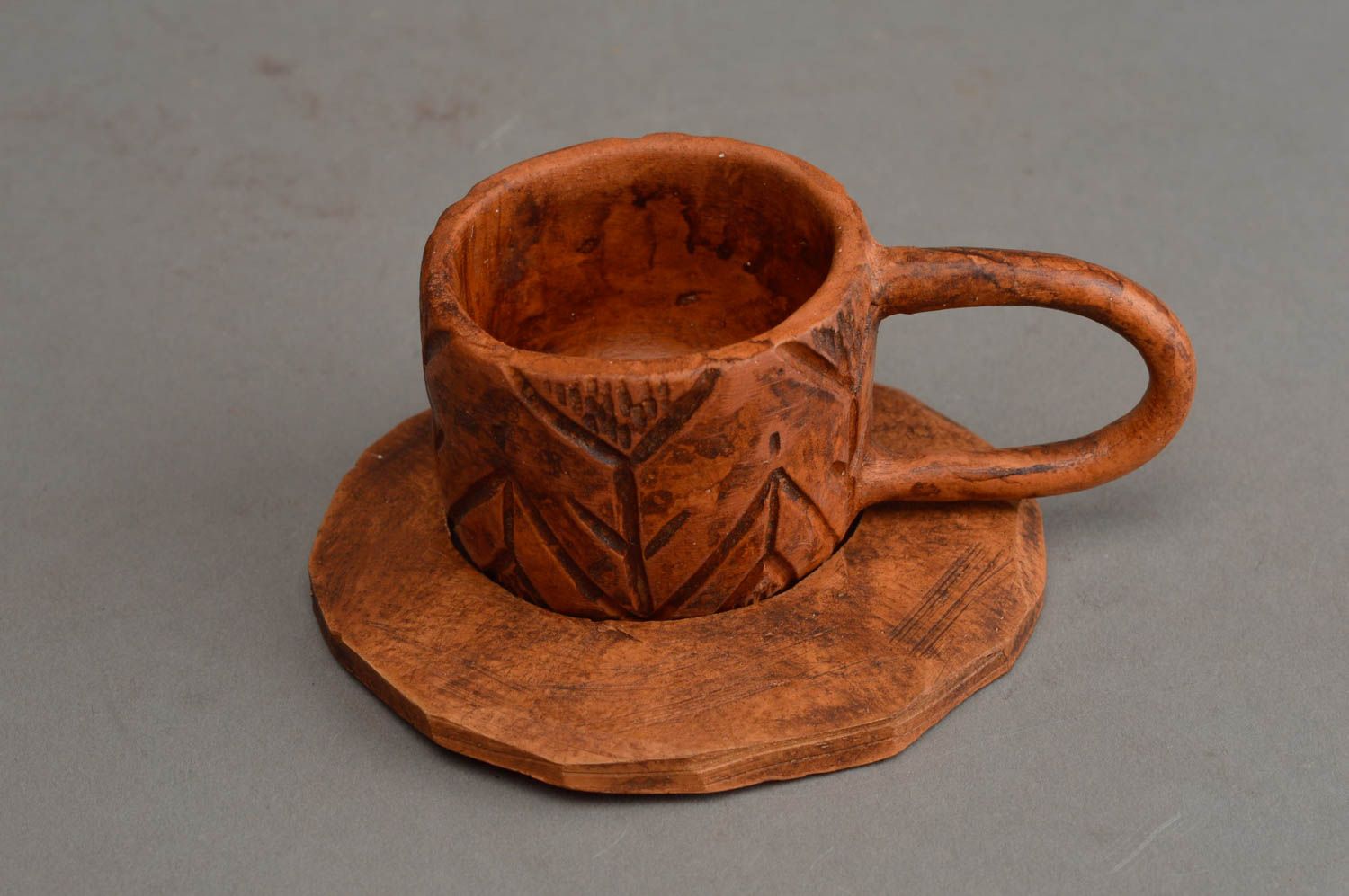 Handgemachte braune keramische Tasse und Untertasse mit Muster für Kaffee foto 3