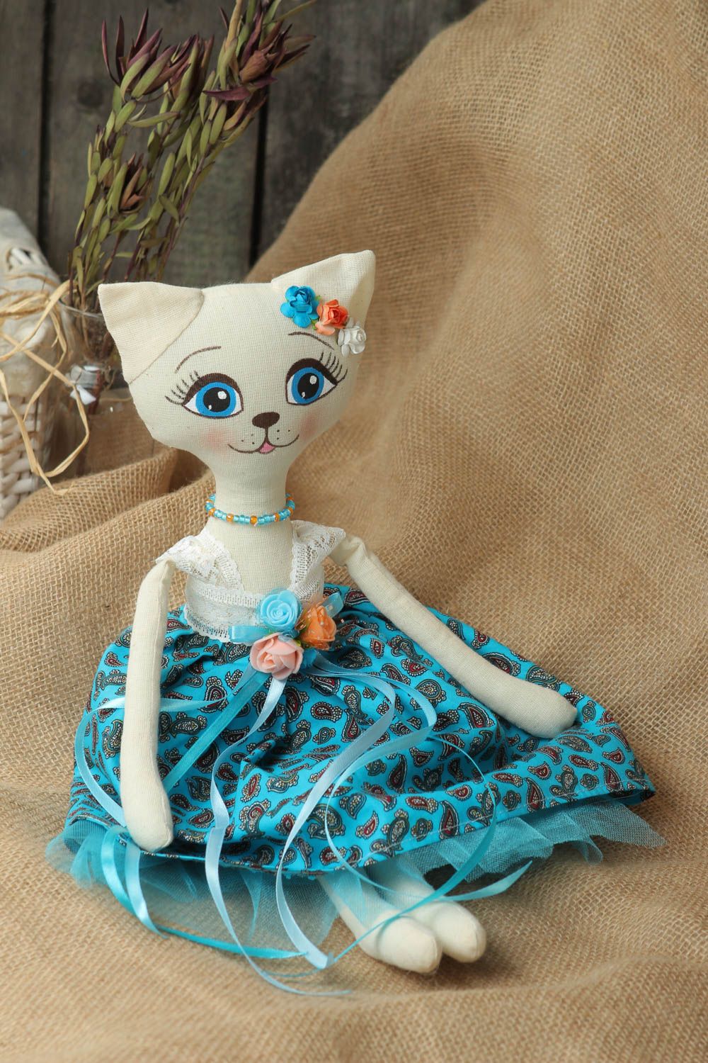 Игрушка ручной работы игрушка кошка оригинальная игрушка в платье красивая фото 1