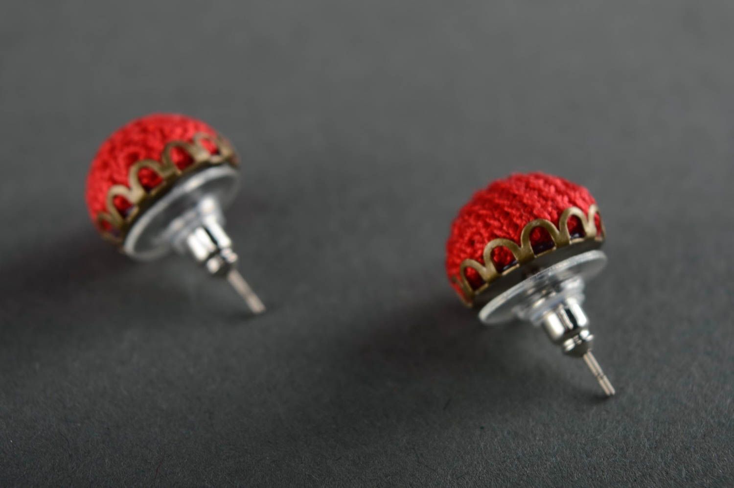 Boucles d'oreilles artisanales puces faites main accessoires tricotés rouges photo 2