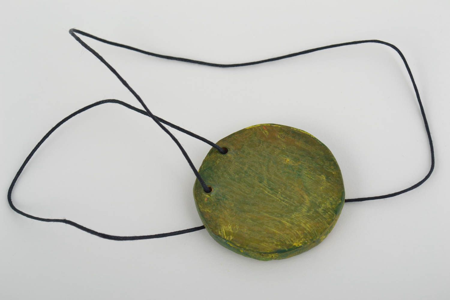 Круглая глиняная подвеска зеленое с желтым кулон на шнурке ручной работы фото 3
