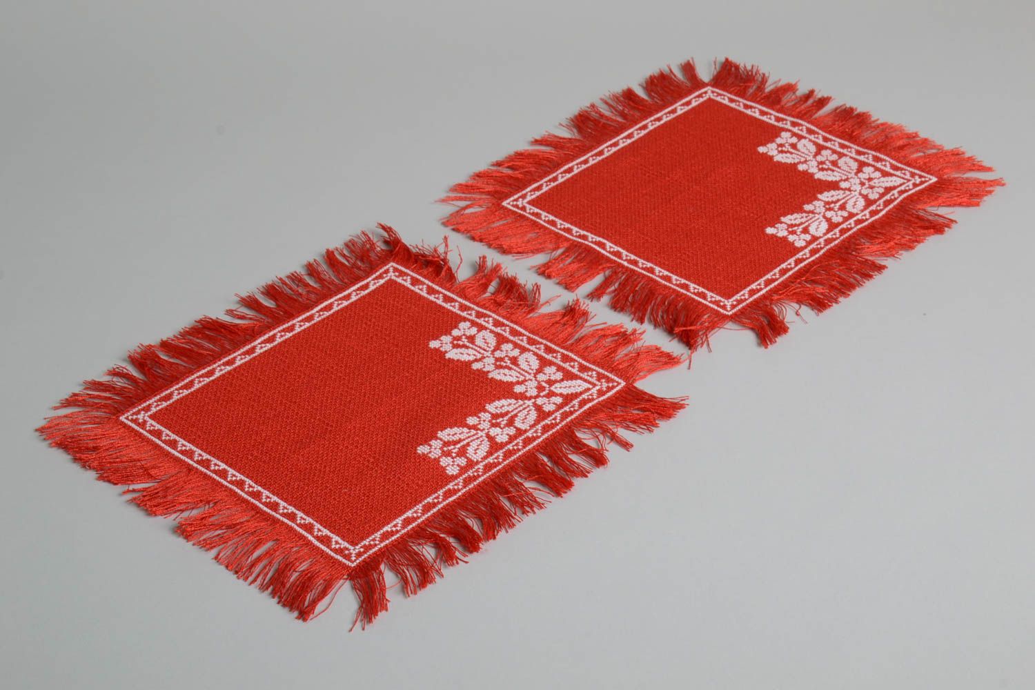 Servilletas bordadas artesanales rojas elementos decorativos diseño de casa foto 2