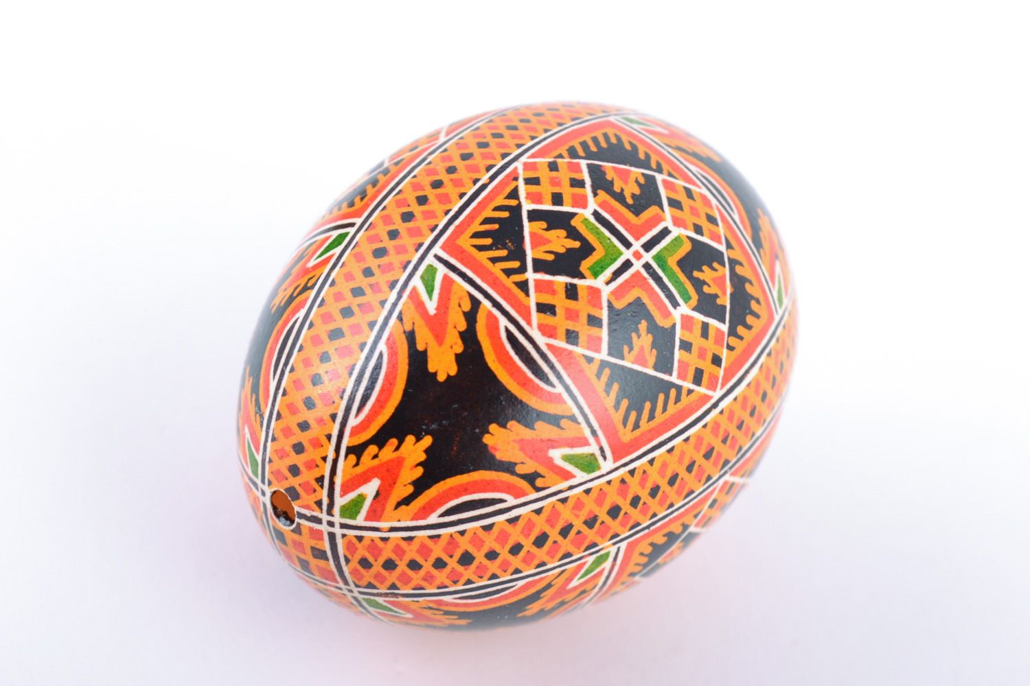 Яркое расписное куриное яйцо ручной работы с разноцветными орнаментами фото 3