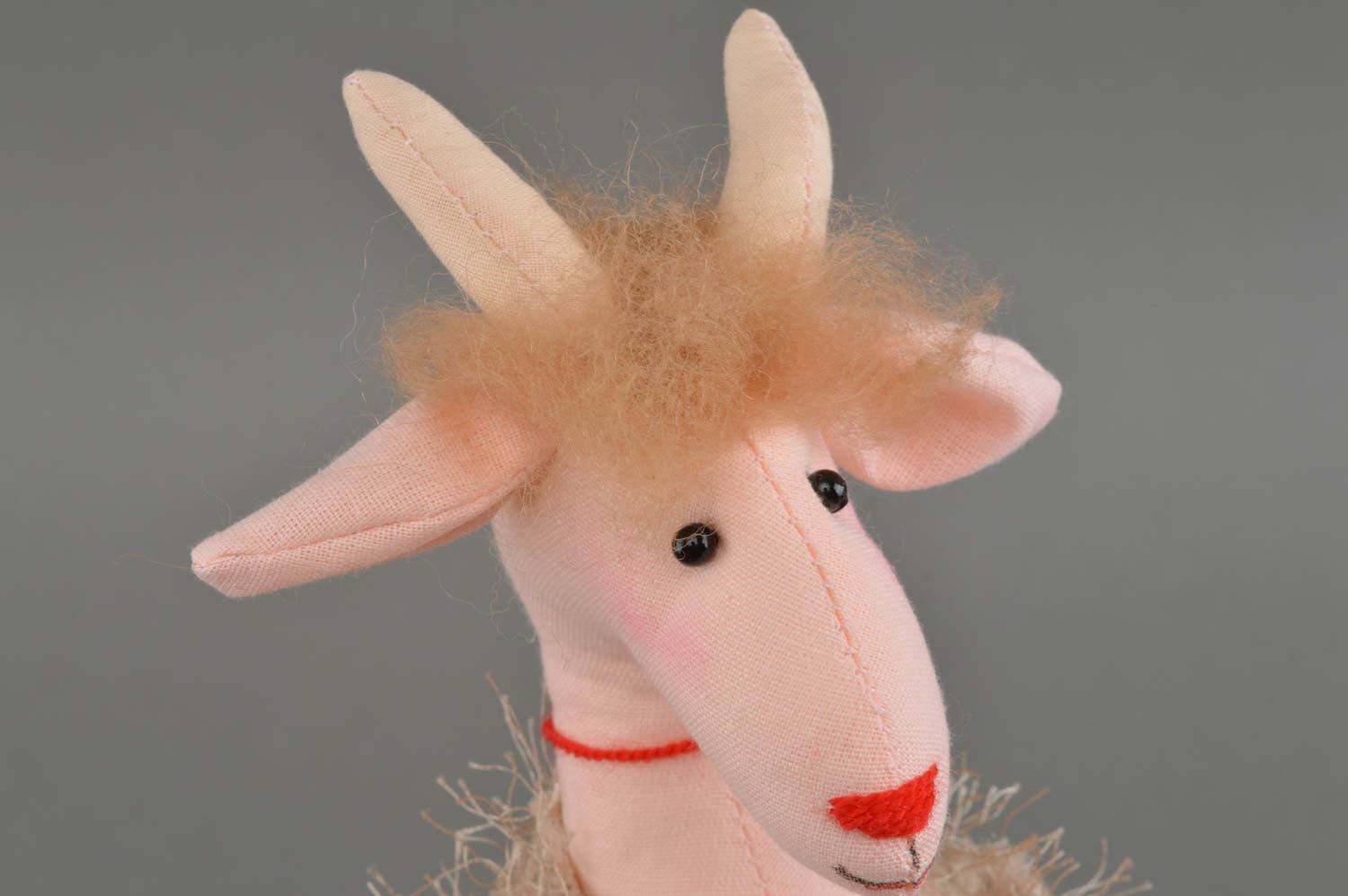 Peluche chèvre rose vêtue en robe belle originale faite main pour enfant photo 4