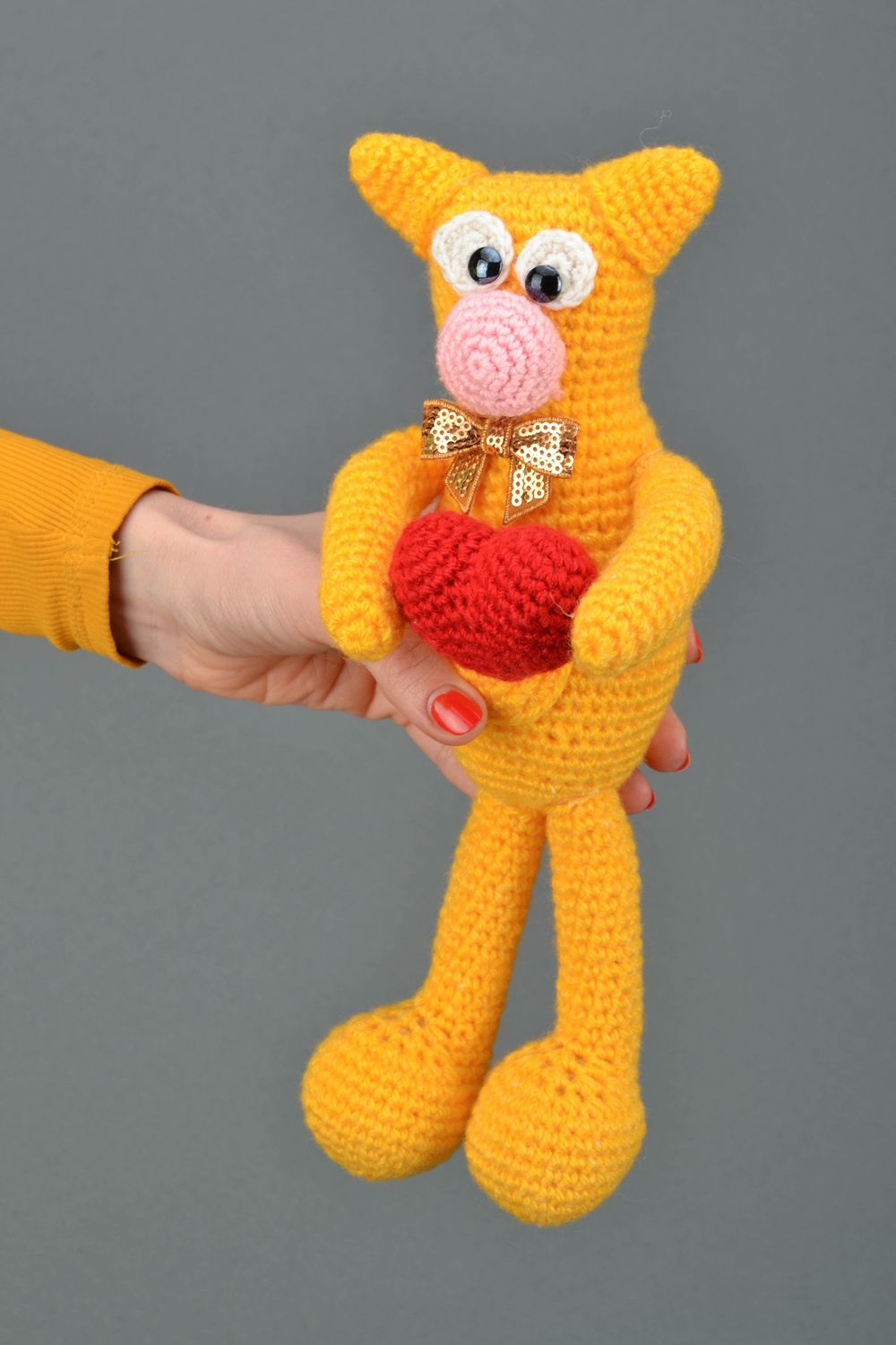 Мягкая вязаная игрушка в виде желтого кота с сердцем фото 2