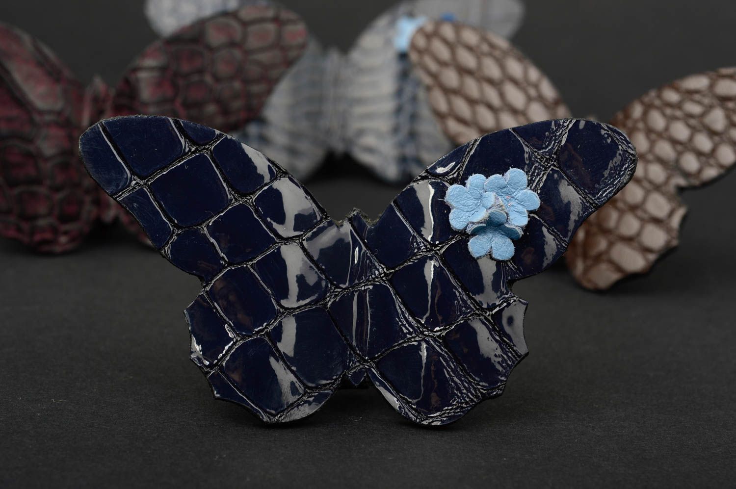 Broche femme Bijou en cuir fait main papillon bleu foncé Cadeau pour femme photo 1