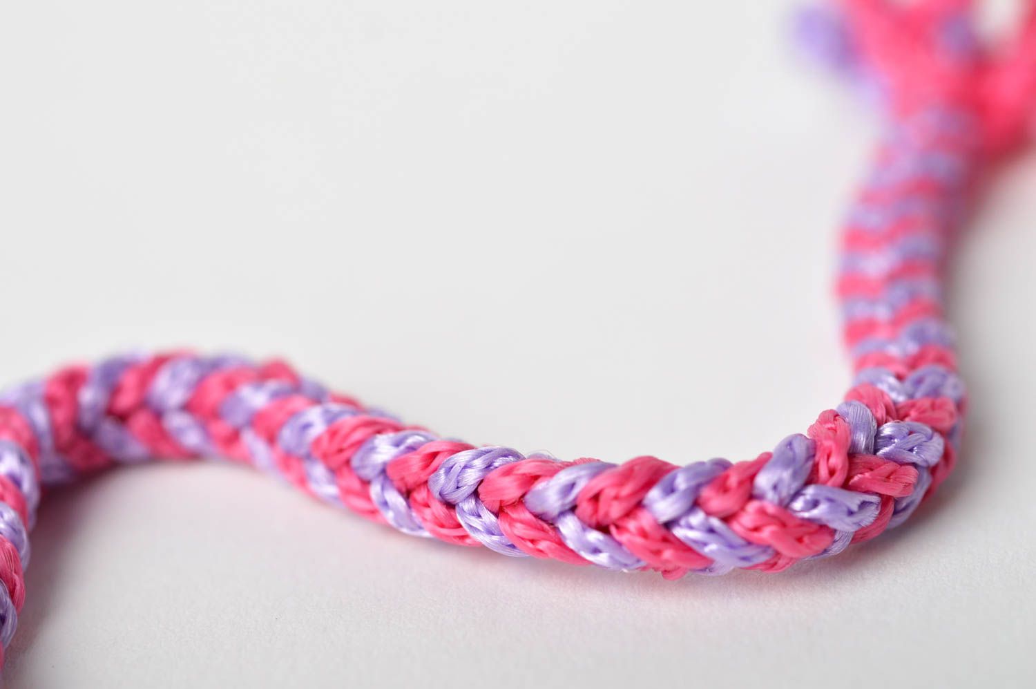 Bracelet textile Bijou fait main rose-violet tressé Accessoire femme design photo 4