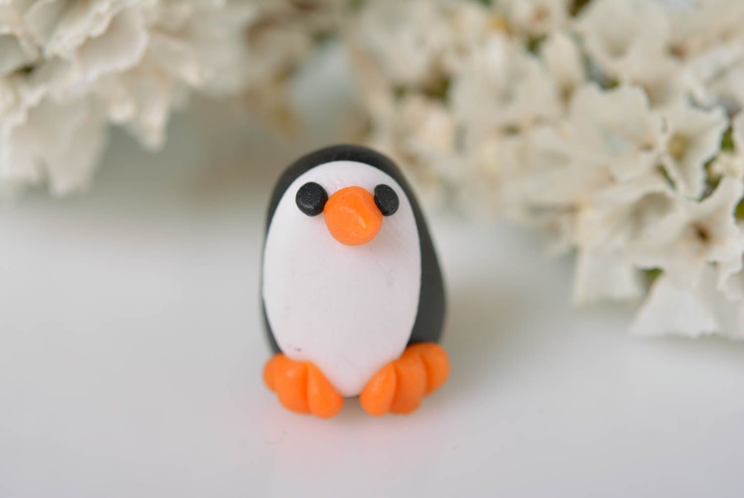 Игрушка из полимерной глины фигурка ручной работы фигурка животного пингвин фото 1