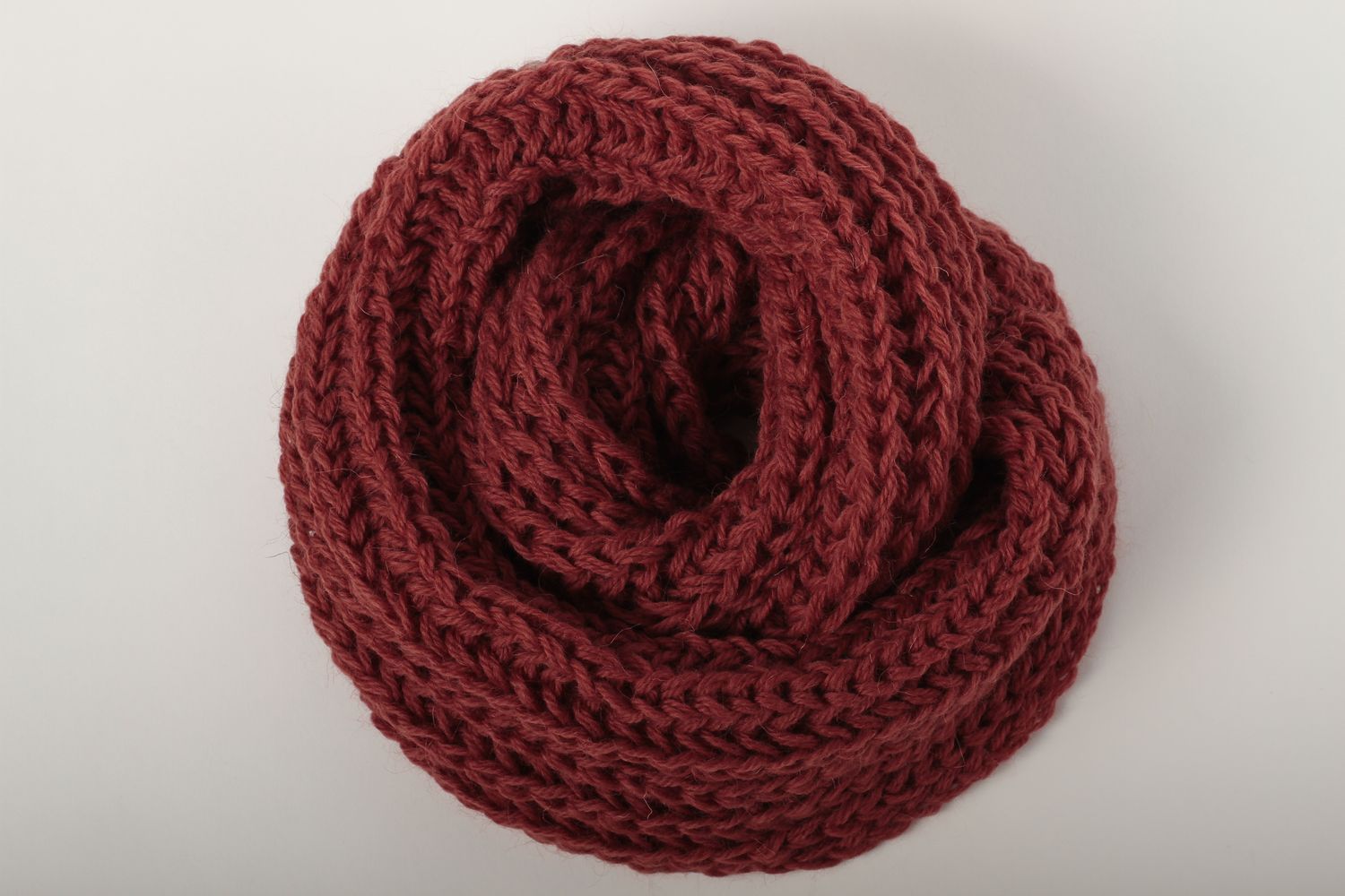 Sciarpa di lana fatta a mano accessorio all'uncinetto da donna in colore bordo
 foto 5