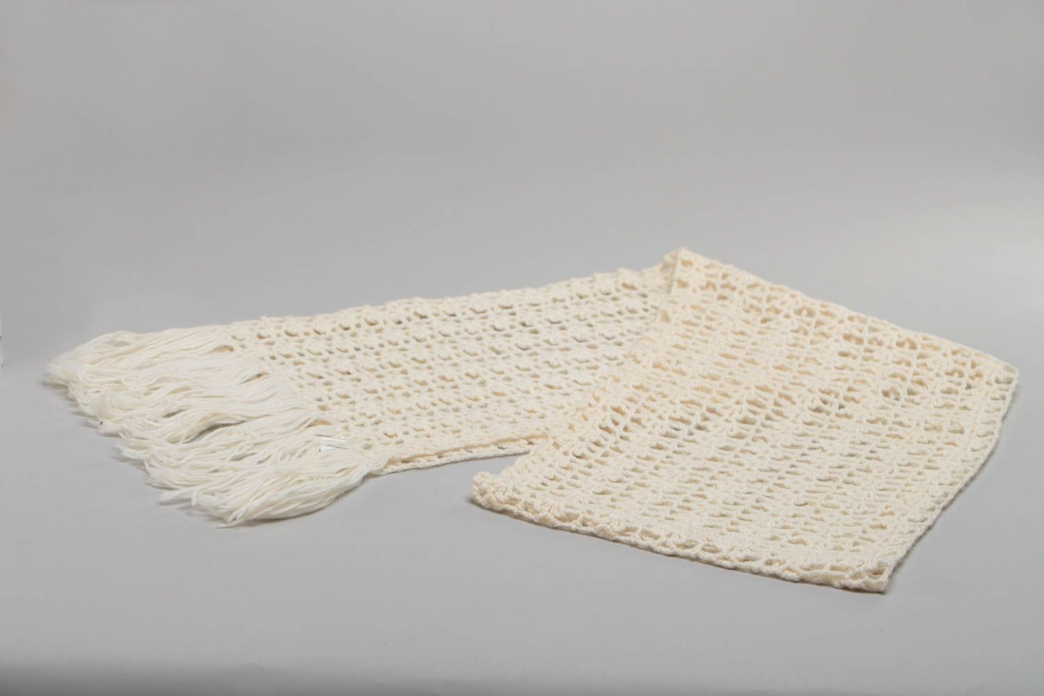 Écharpe blanche ajourée tricotée au crochet faite main avec frange pour femme photo 3