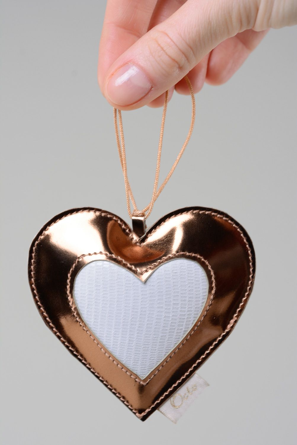 Grand porte-clés en cuir naturel fait main en forme de coeur original design photo 2