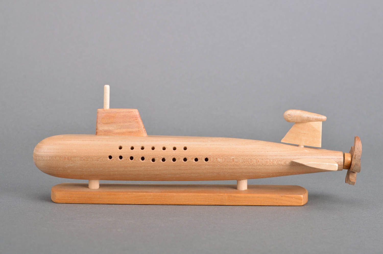 Submarino de juguete de madera hecho a mano ecológico original para niños foto 2