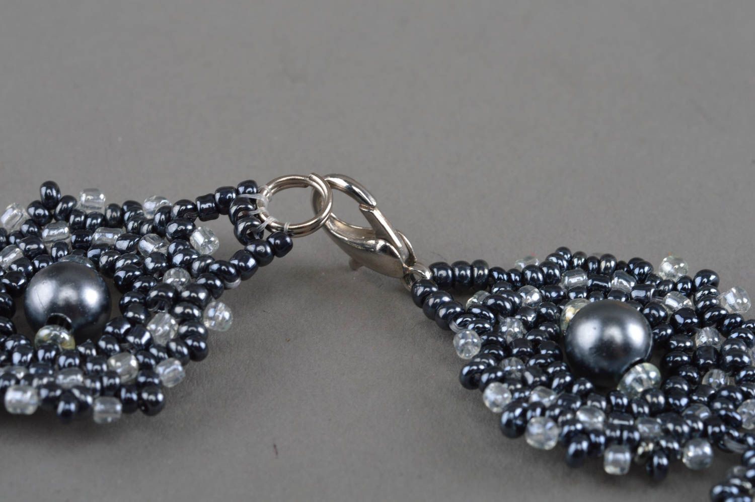 Collier en perles de rocailles et perles fantaisie fait main avec anthracite photo 4