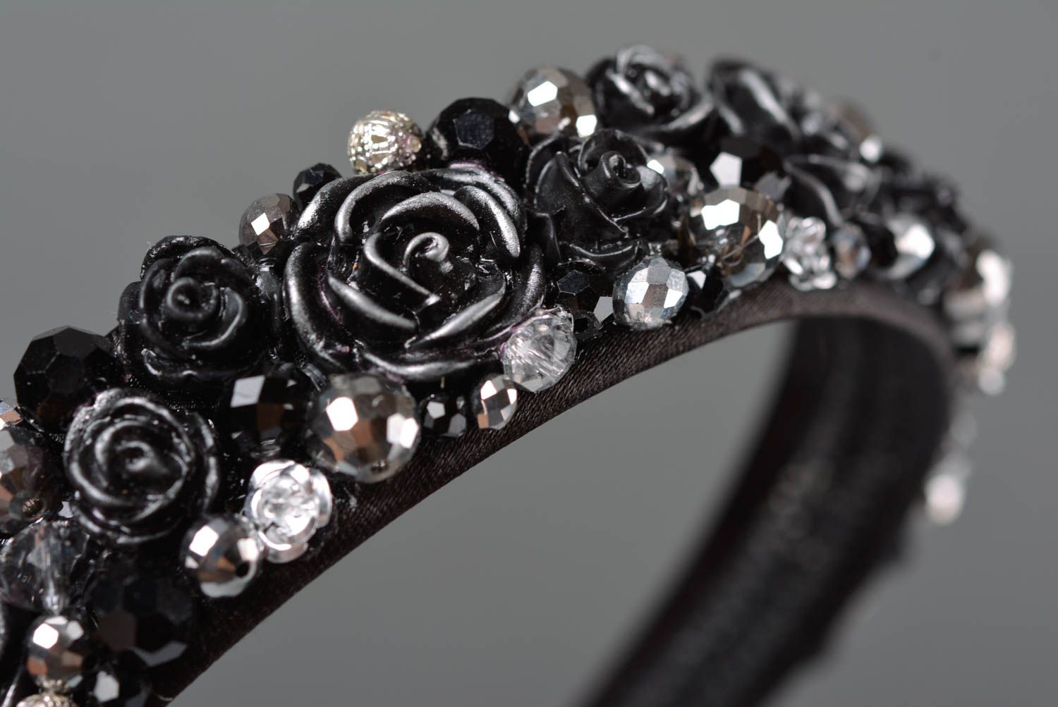 Serre-tête à cheveux fait main original noir avec perles fantaisie et fleurs photo 4