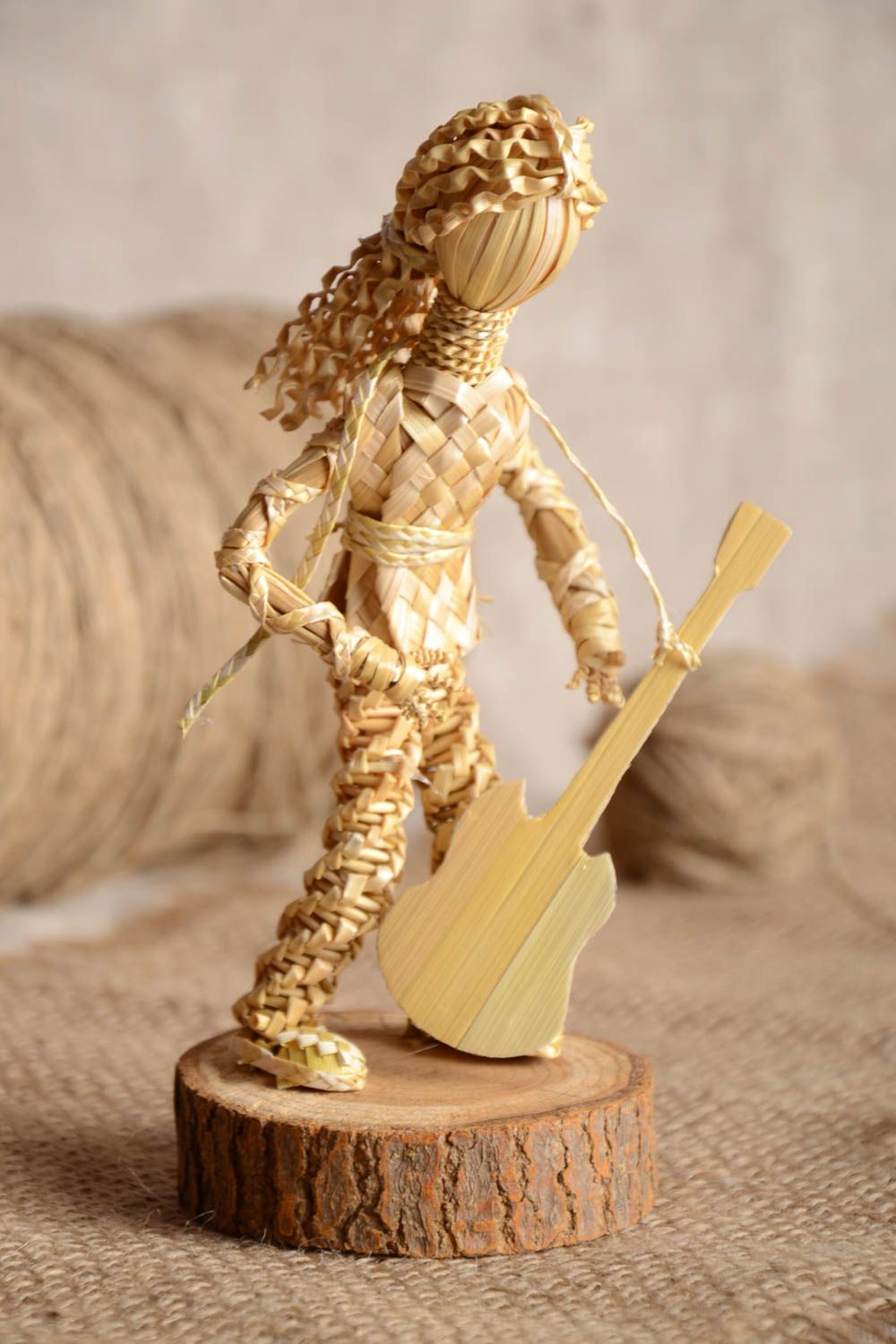 Figurine décorative fait main Petite statue en paille musicien Déco maison photo 1