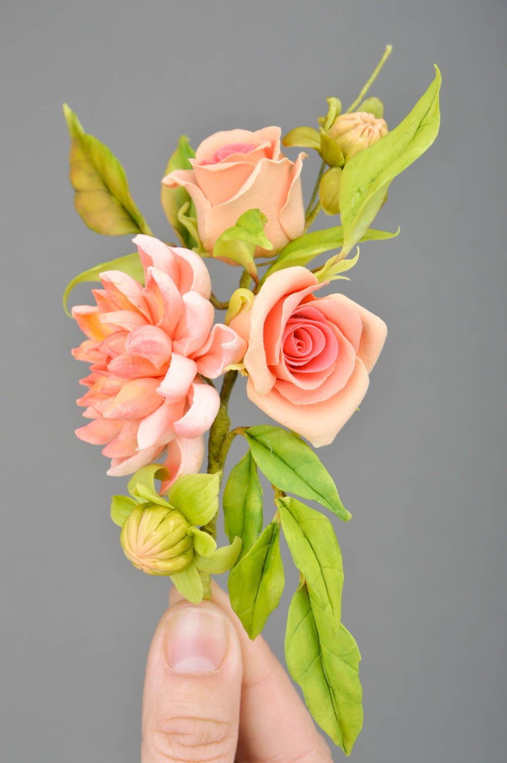 Ramito de flores para el pelo artesanal de color rosado de tamaño mediano estiloso foto 3