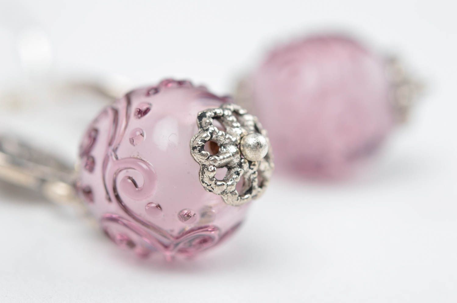 Boucles d'oreilles roses en verre Bijoux fait main fantaisie Cadeau femme photo 3