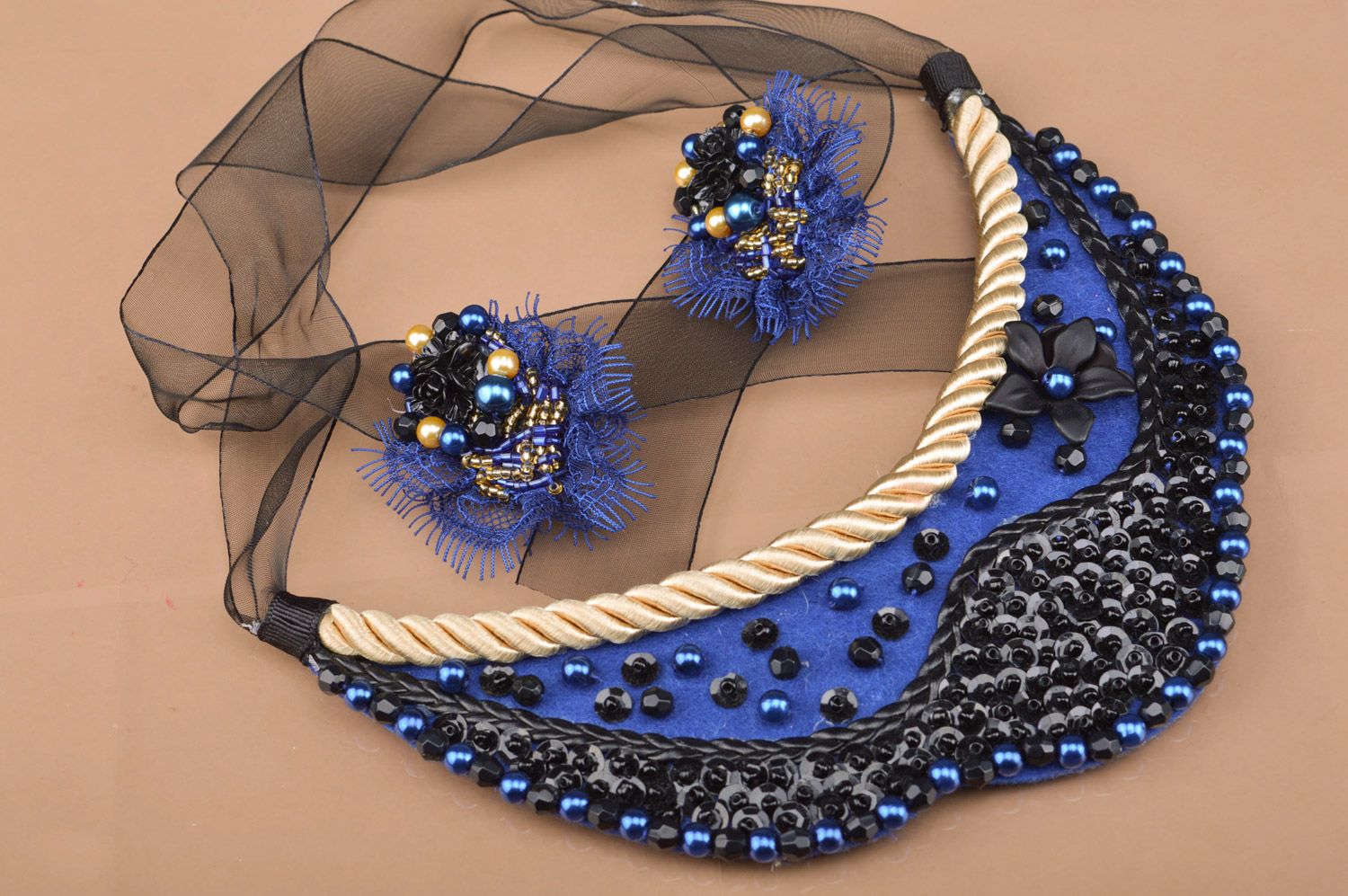 Originelles Schmuck Set handmade in Blau Ohrringe Blumen aus Spitzen und Kragen Collier aus Filz  foto 1