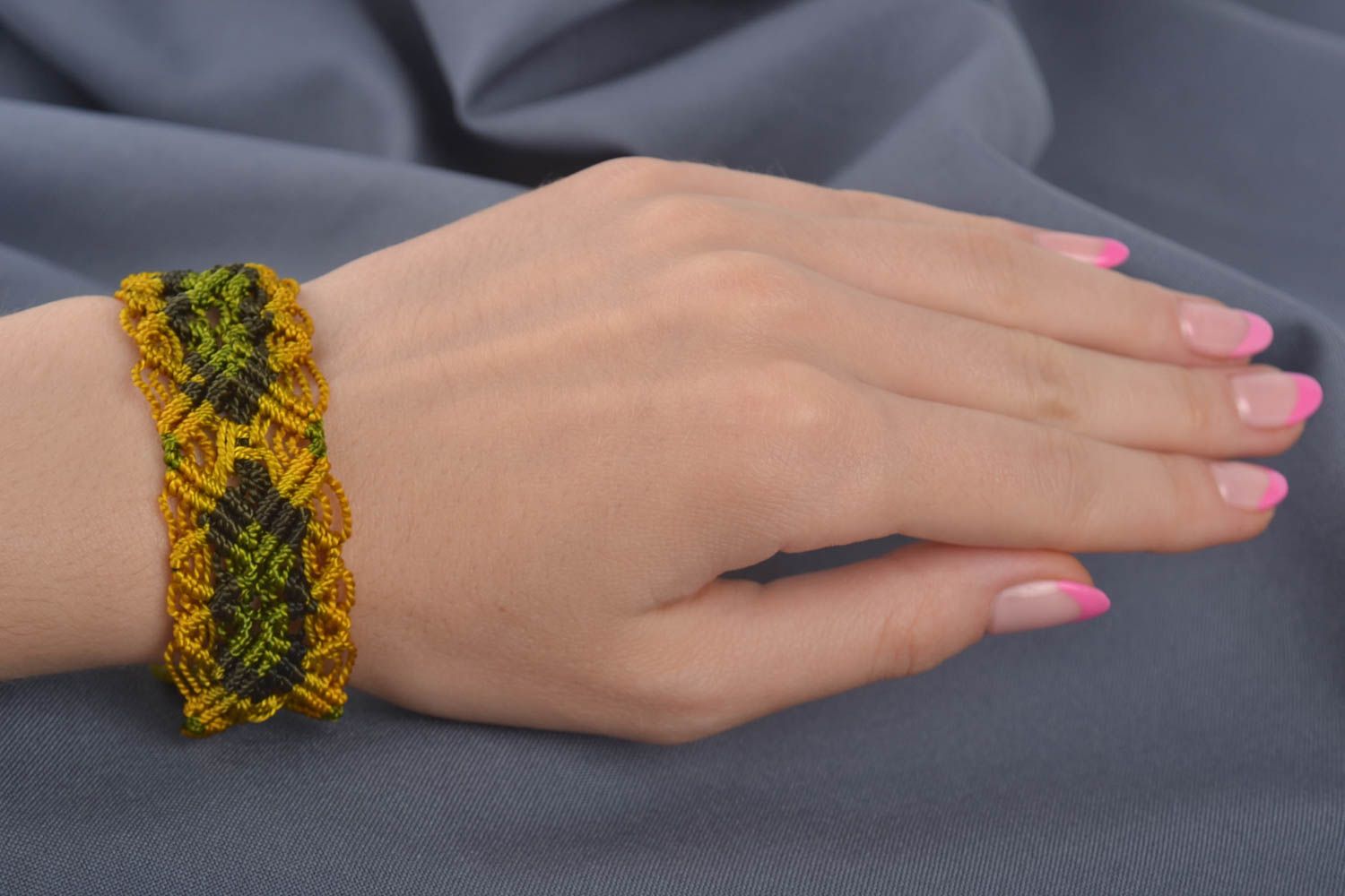 Bracelet textile Bijou fait main vert jaune en fils macramé Accessoire femme photo 1