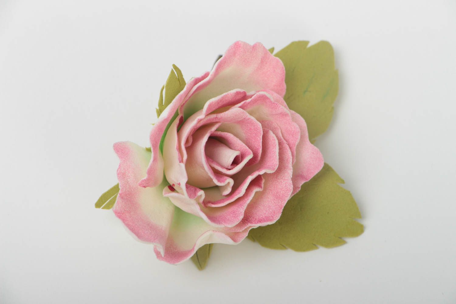 Розовая заколка из фоамирана ручной работы оригинальная красивая в виде розы фото 2