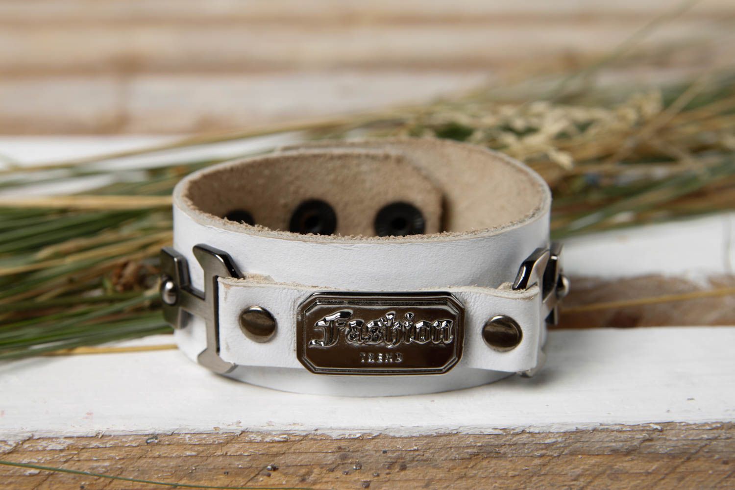 Bracelet cuir Bijou fait main blanc large fourniture en métal Accessoire design photo 1