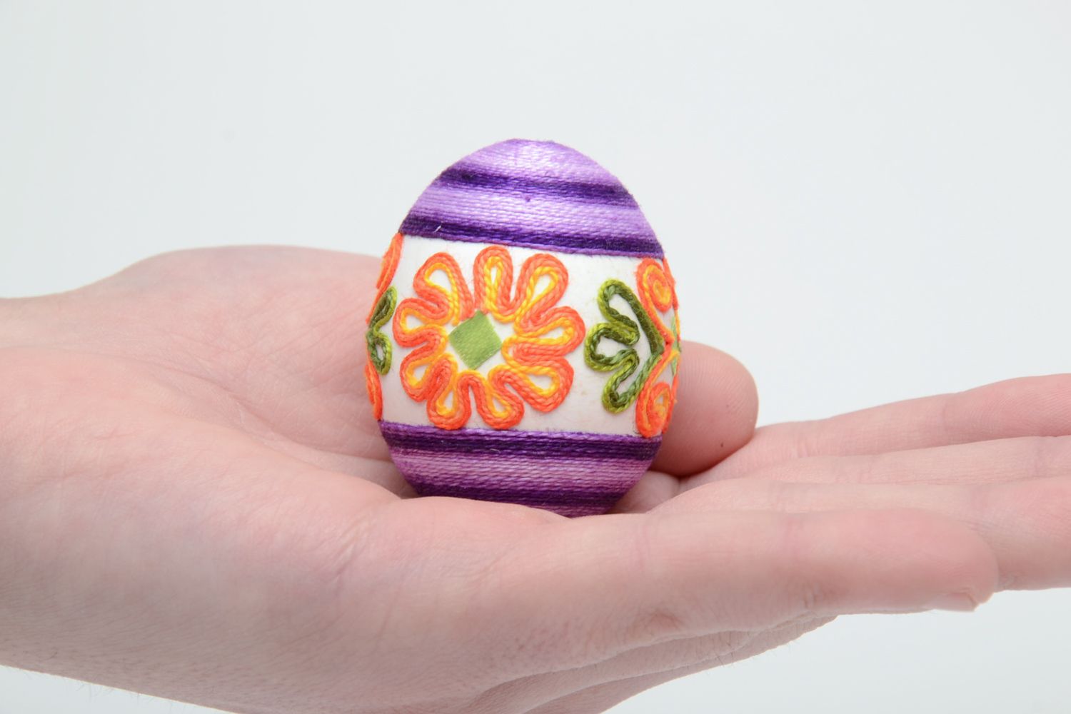 Bel oeuf de Pâques fait main original décoré de fils en soie avec ornement photo 5