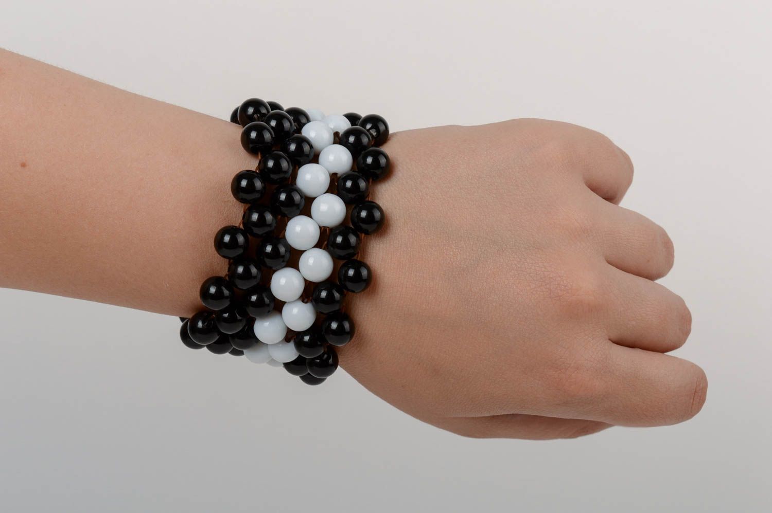 Handgemachtes Armband mit Perlen aus Plastik weiß schwarz auf Magnet für Frauen foto 5
