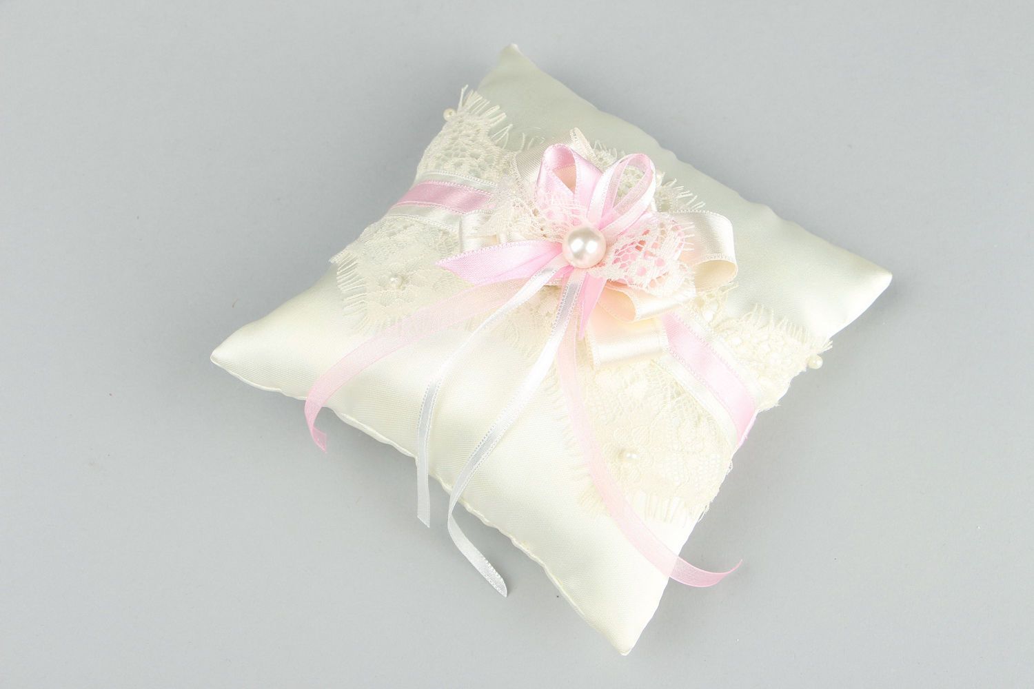 Satin pillow for rings photo 1