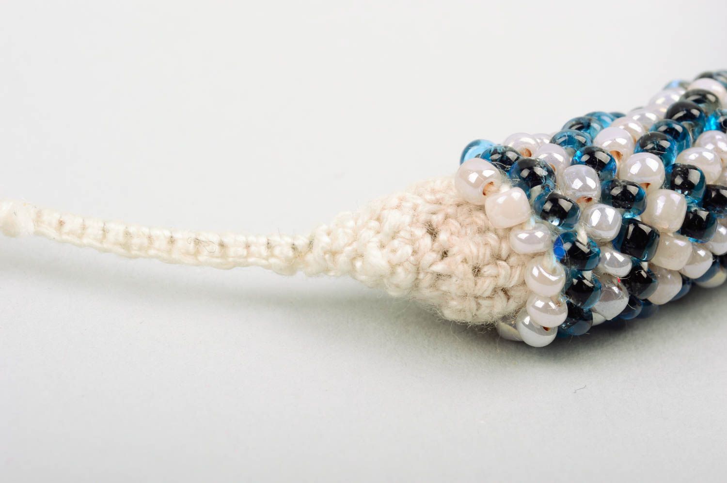 Collier spirale crocheté en perles de rocaille fait main bleu-blanc ornementé photo 5