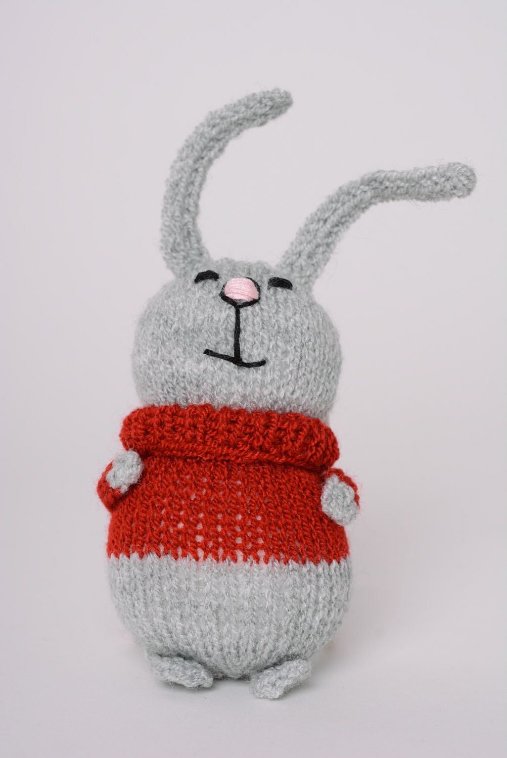 Petit jouet mou tricoté avec aiguilles Lièvre gris et rouge fait à la main photo 1