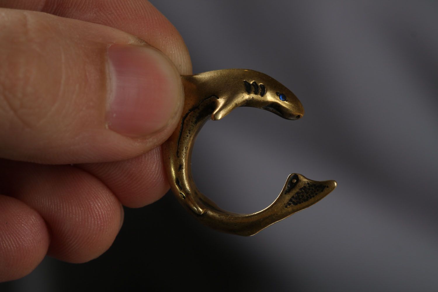 Anel de bronze feito à mão Tubarão foto 3