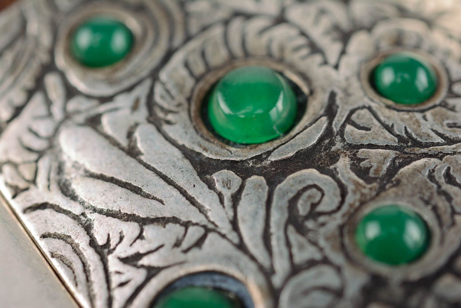 Breites Armband aus Leder, Metall und Chrysopras Grüne Mehlbeeren foto 4