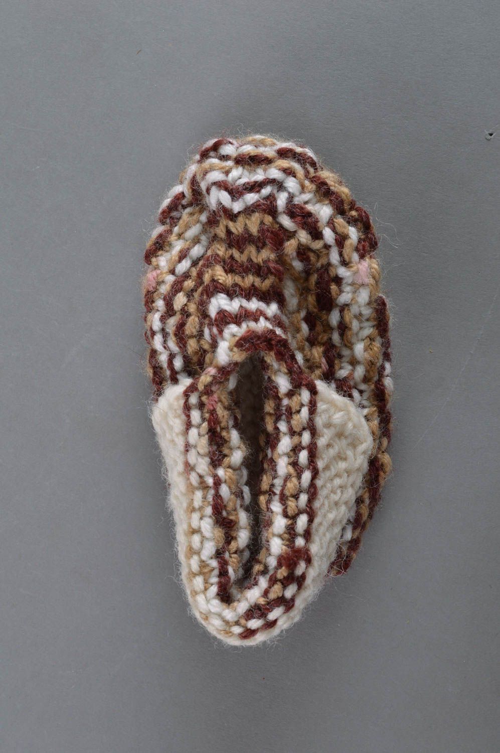 Chaussons pour bébé tricotées en laine faites main de design couleur beige photo 2