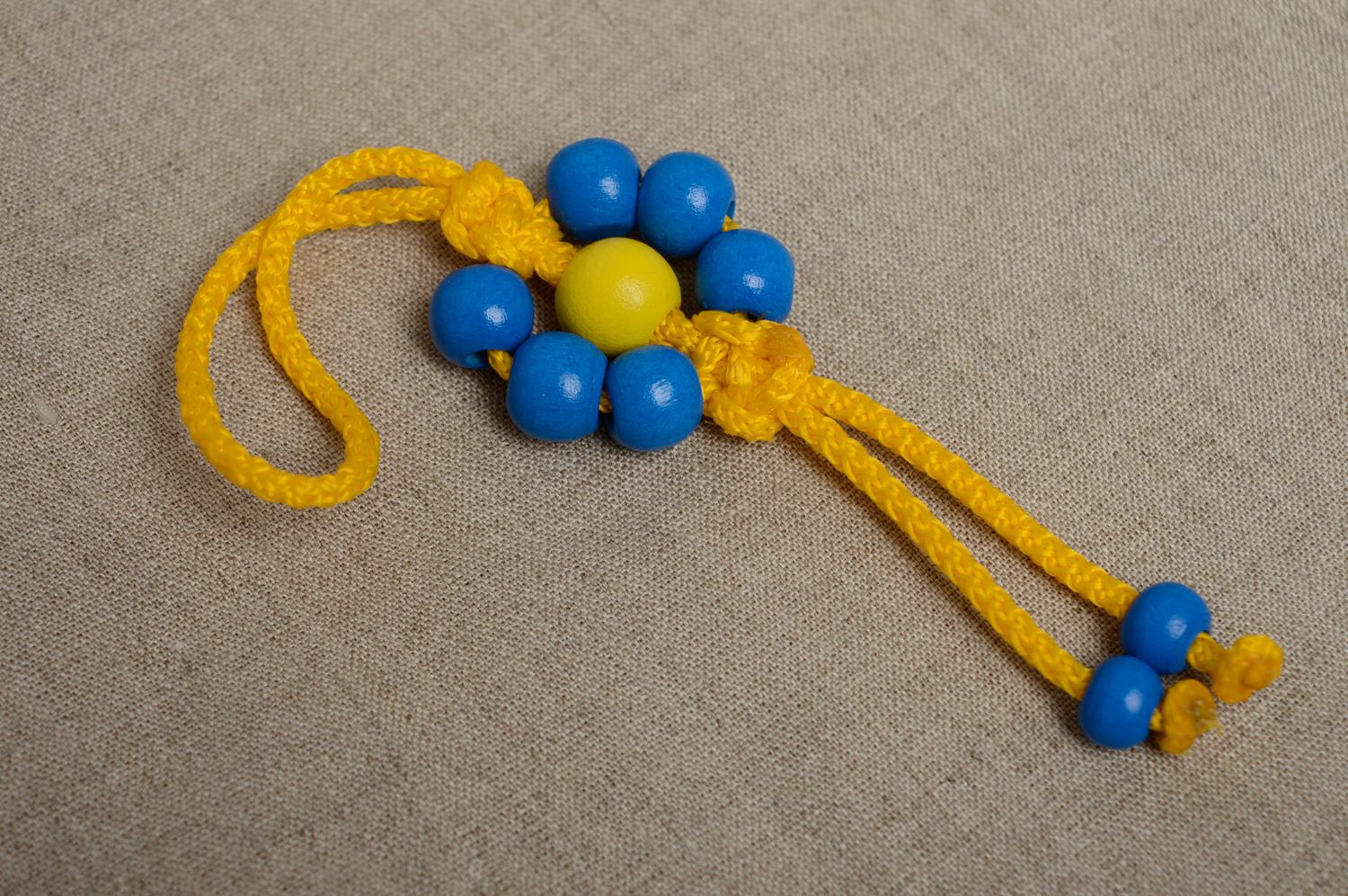 Porte-clefs tressé à la main en cordon ciré et perles en bois étroit jaune bleu  photo 2
