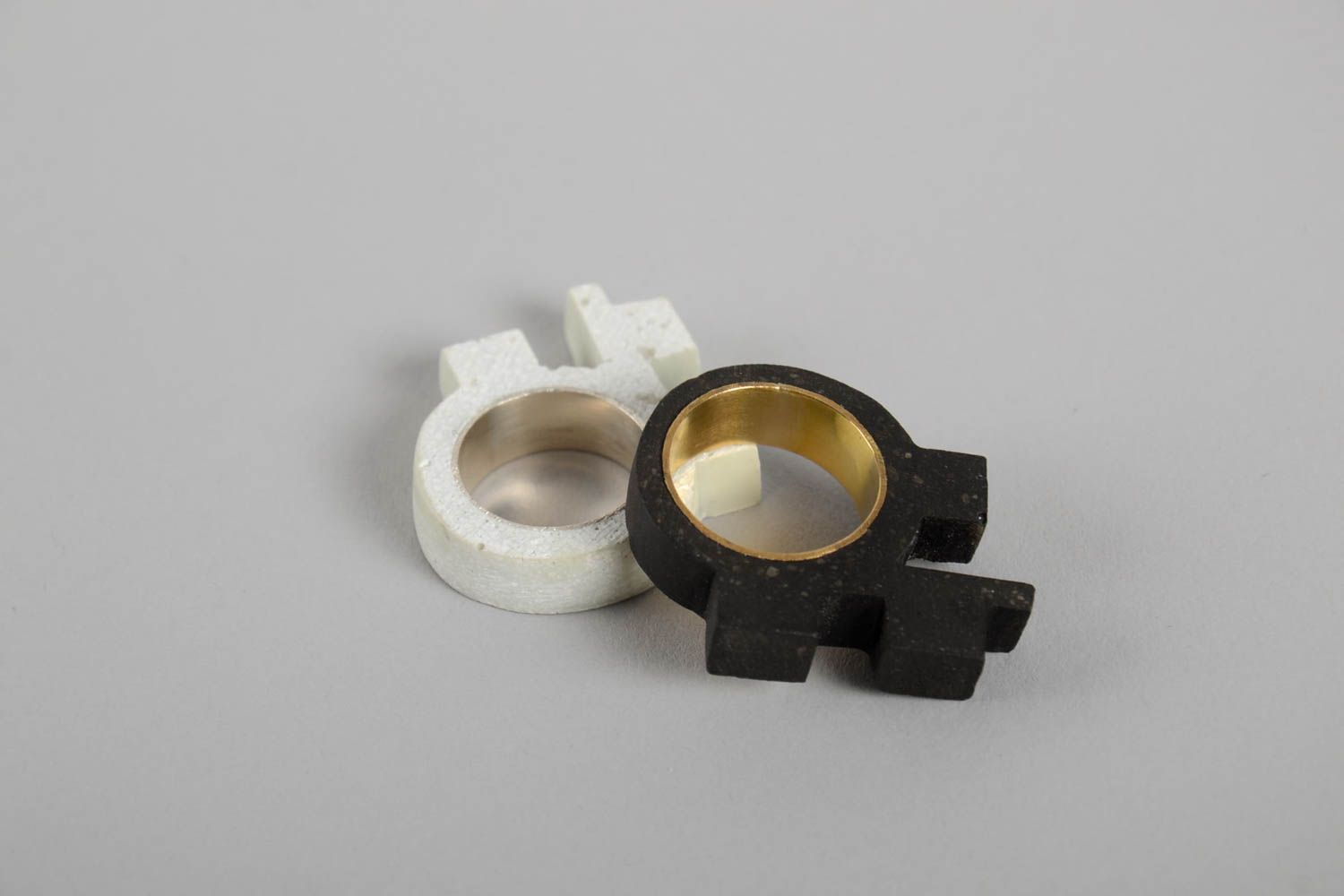 Кольца ручной работы две штуки красивые кольца из бетона кольца из латуни фото 4