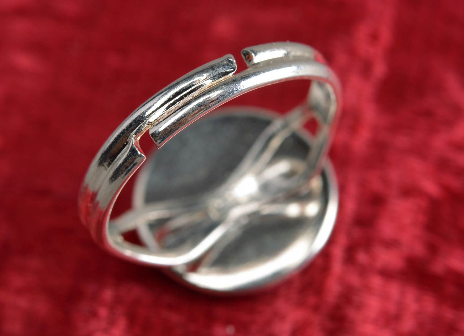 Черно белое кольцо с цветком в технике декупаж ручной работы с регулируемым размером фото 3