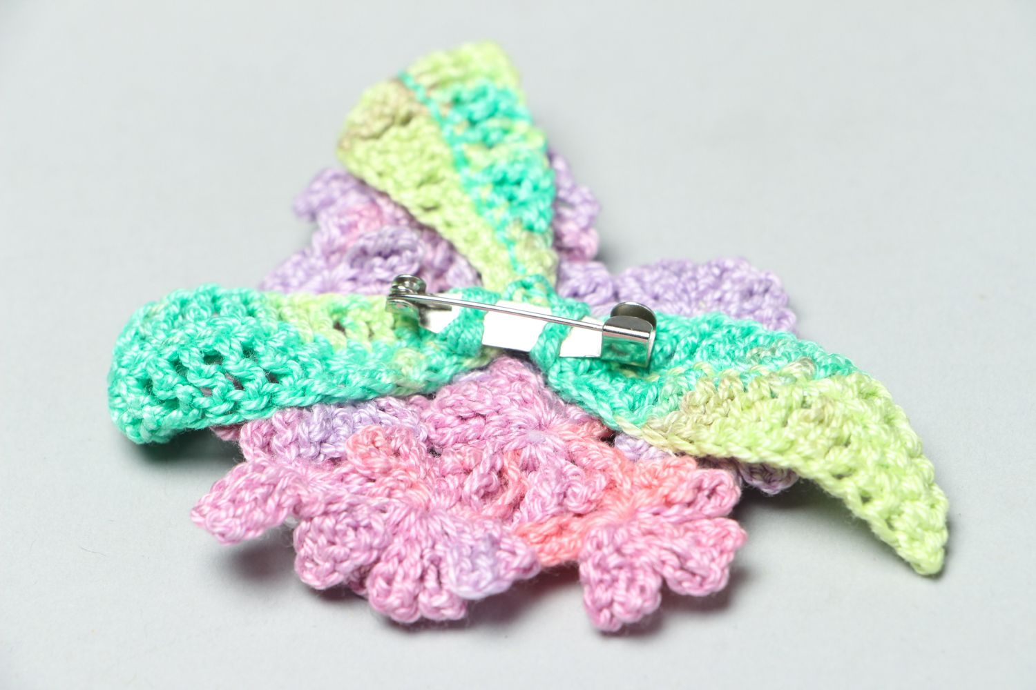Broche tricotée à l'aide du crochet avec fleurs  photo 3