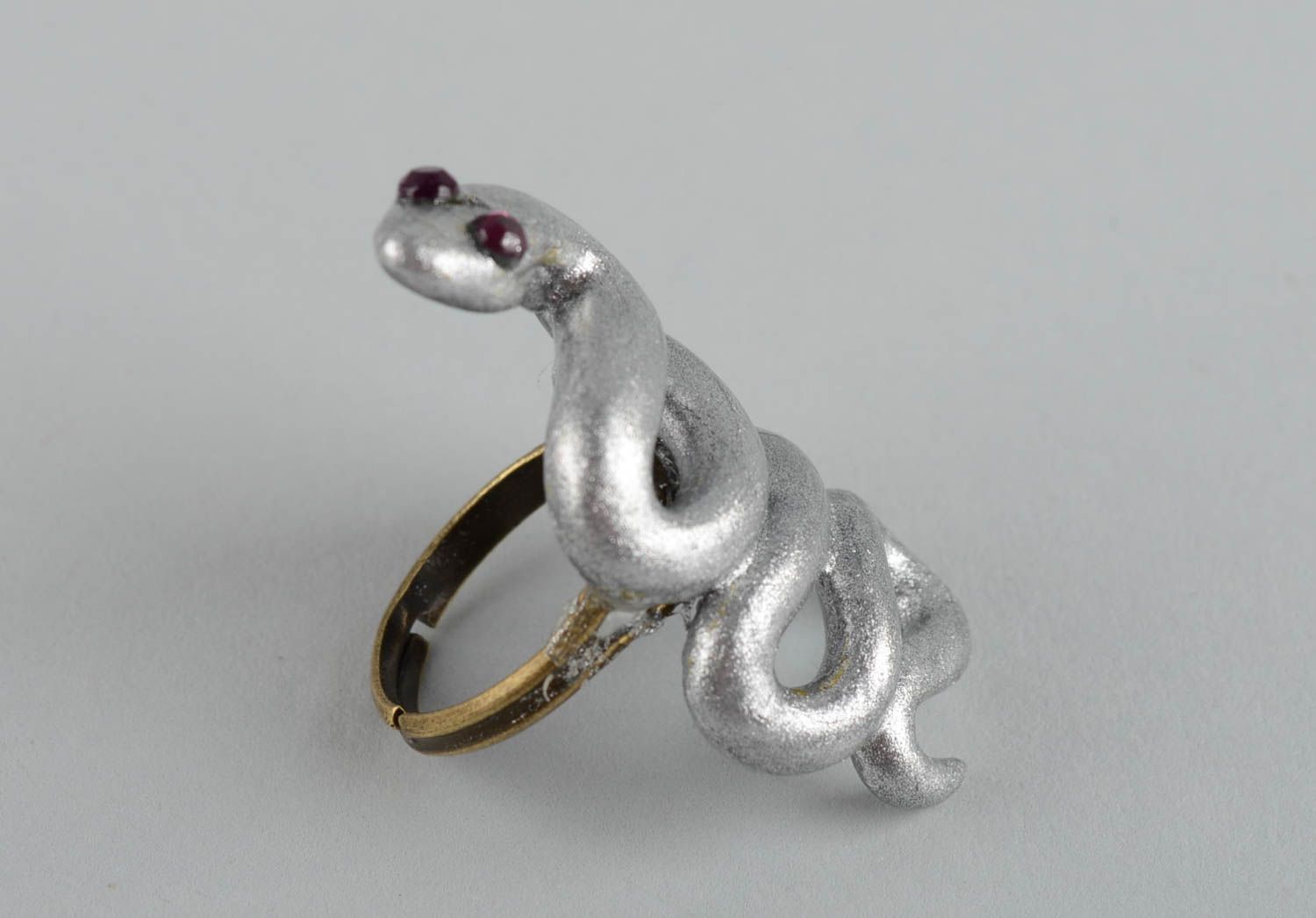 Серебристый перстень из полимерной глины ручной работы в виде змеи красивый фото 2