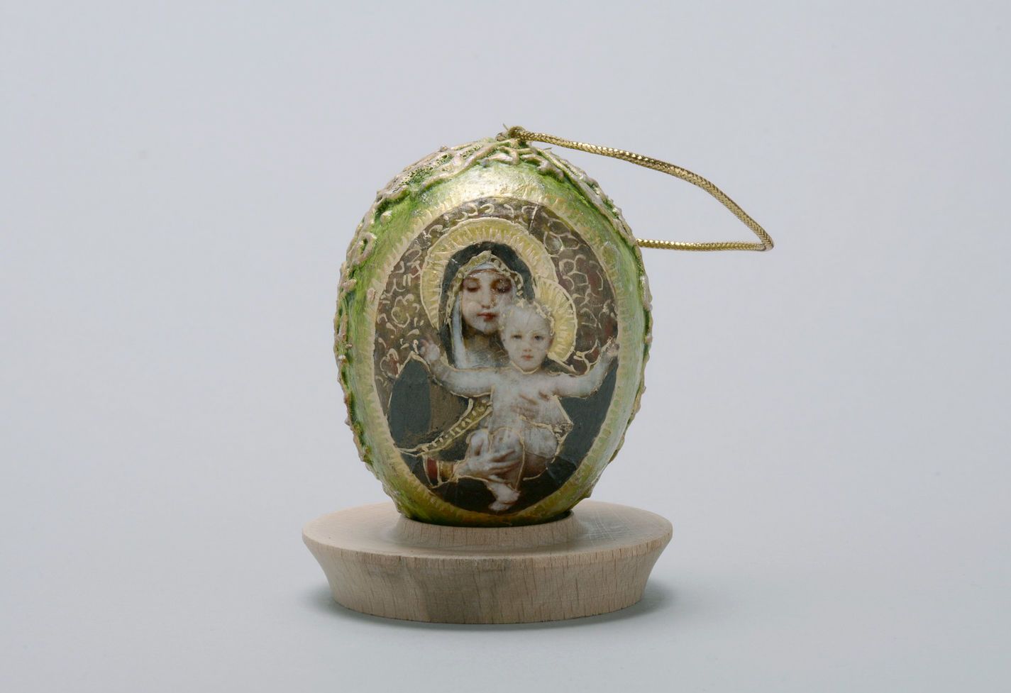 Hanging Easter egg amulet Madonna photo 1