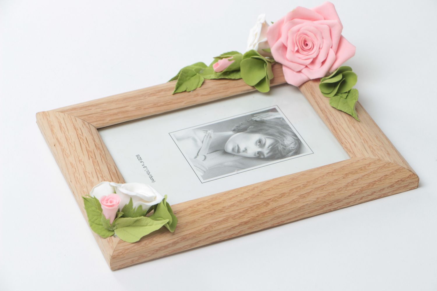 Schöner rechteckiger handmade Fotorahmen aus Holz mit Blumen aus Polymerton foto 4