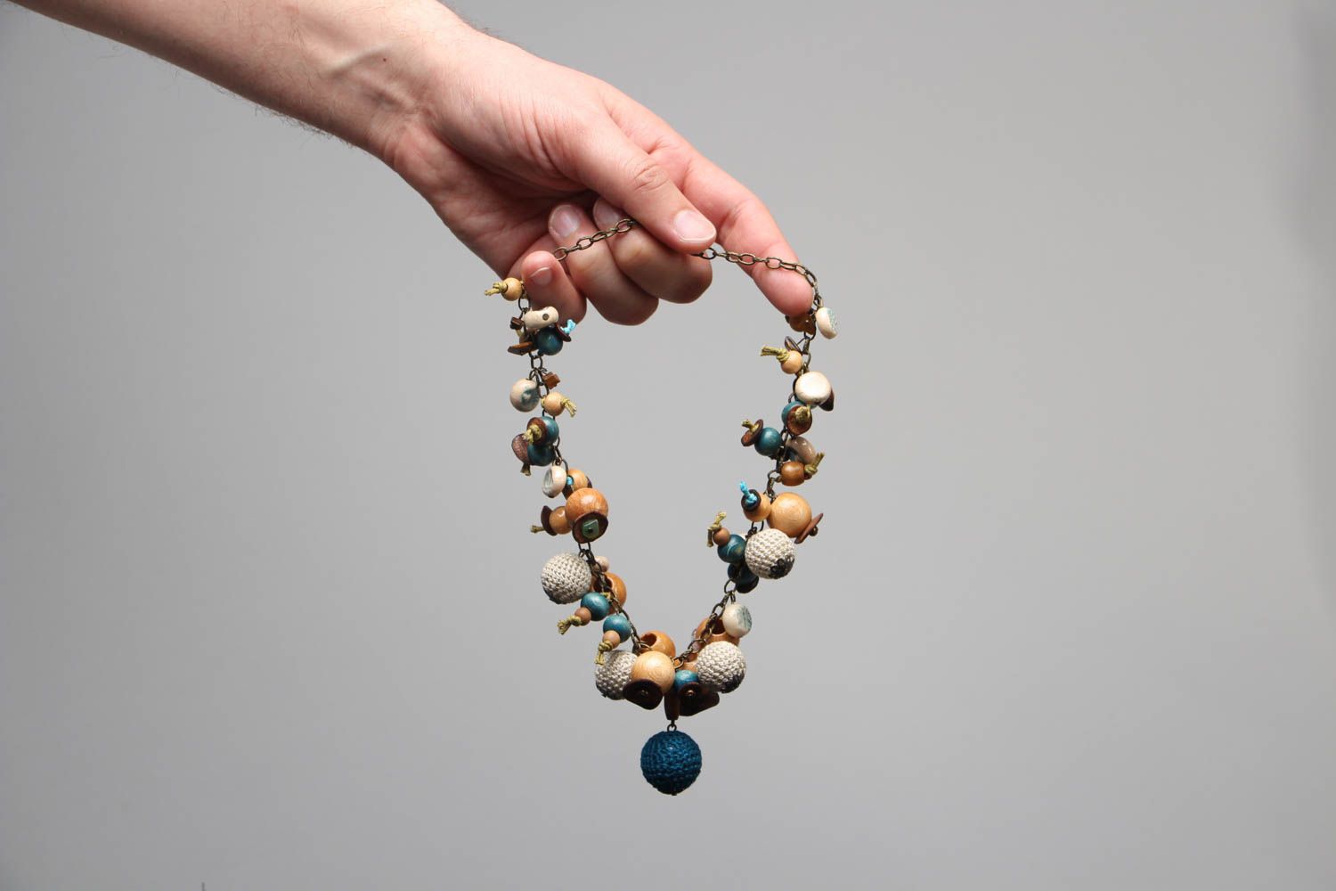 Collier en perles recouvertes de fils de style écologique photo 3
