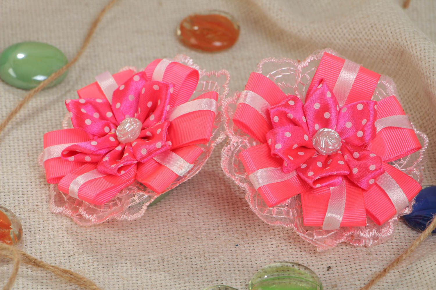 Handmade Blumen Haargummi Set 2 Stück aus Atlasbändern und Spitze rosa Blumen  foto 1